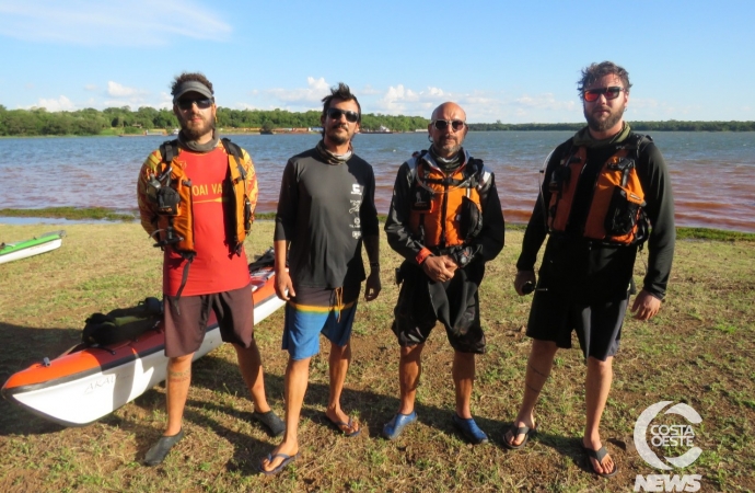 Expedicionários passam por Santa Helena com propósito de percorrerem 830 Km sobre o Rio Paraná