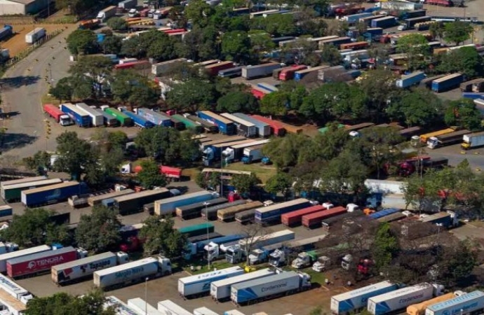 Exportadores do Paraguai pedem fim da fila de caminhões na fronteira