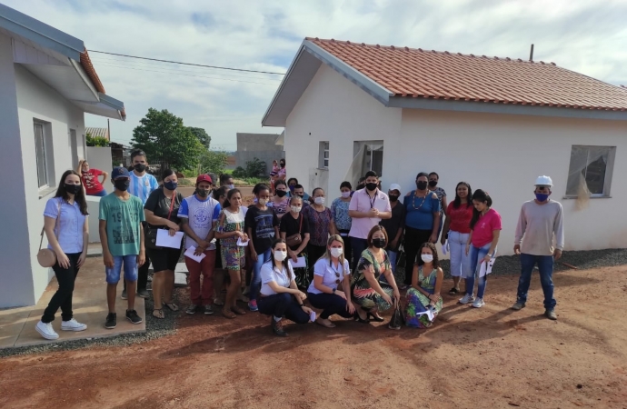 Famílias beneficiadas por projeto habitacional conhecem suas moradias em Guaíra