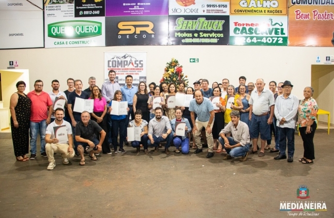 Famílias recebem Escritura Definitiva de terrenos em Medianeira