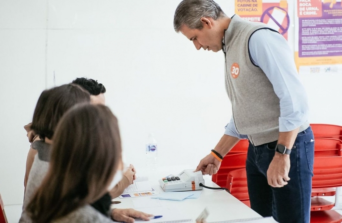Eleições 2022: Felipe D’Avila vota em escola na capital paulista