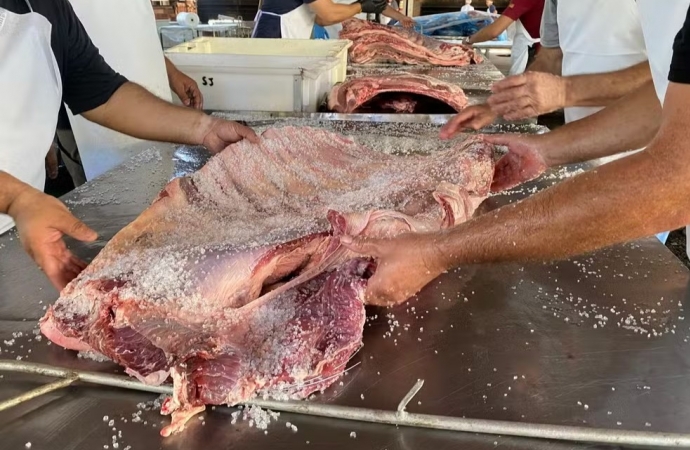 Festa do Trabalhador de Cascavel assa mais de 15 toneladas de carne nesta quarta (1º)