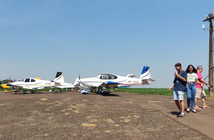 Festival aéreo e encontro de carros antigos animam São Miguel do Iguaçu