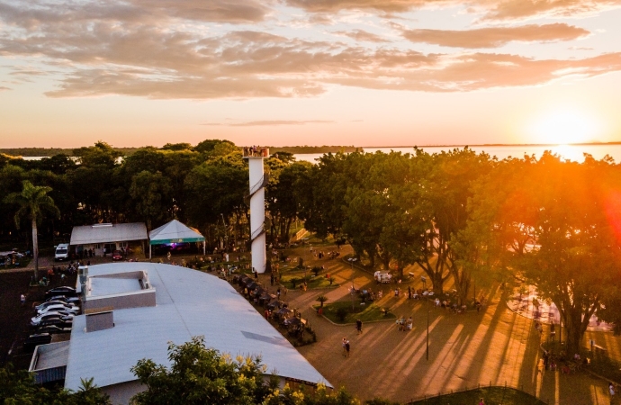 Festival de Verão deve atrair milhares de visitantes na praia de Santa Terezinha de Itaipu nos próximos finais de semana