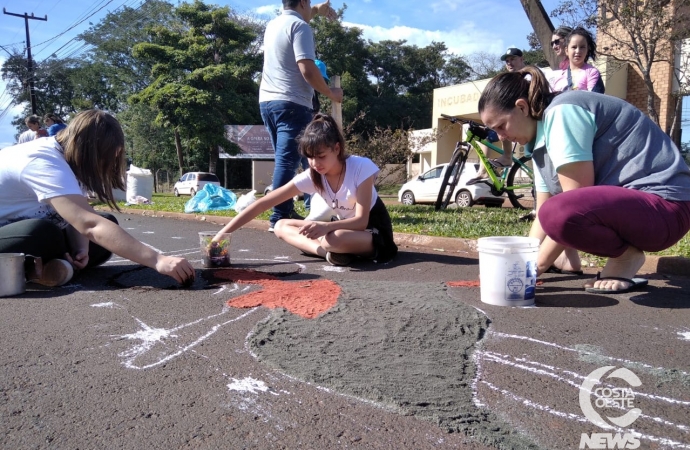 Fiéis preparam tapete decorativo para procissão de Corpus Christi em Medianeira