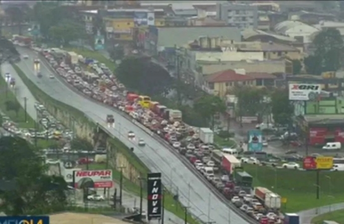 Fila para atravessar a Ponte da Amizade chegou a 2 km nesta sexta (8)