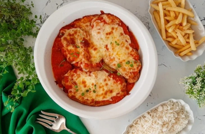 Filé de frango à parmegiana