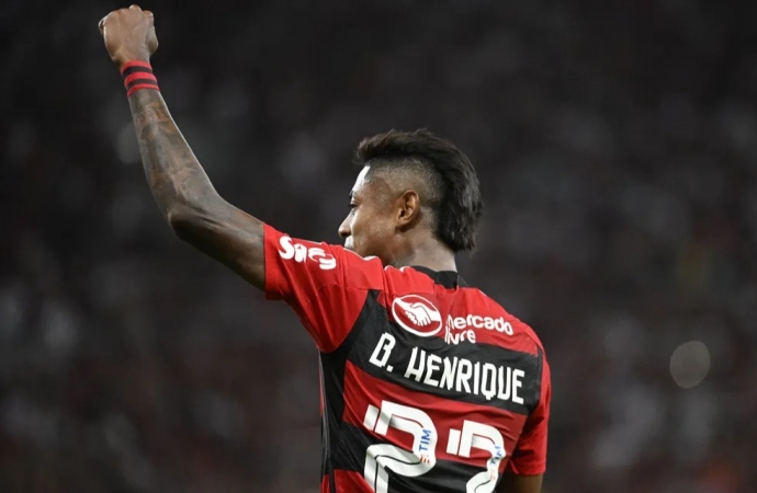 Flamengo descarta fratura, mas aguarda exame de Bruno Henrique para avaliar ligamentos do tornozelo e joelho