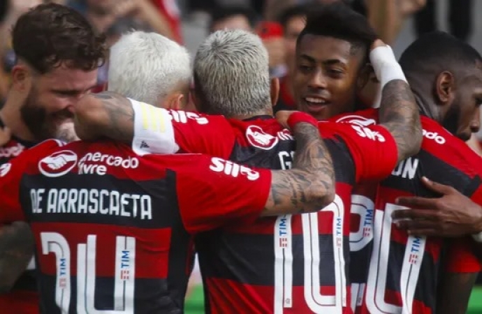 Flamengo vence o coritiba de virada e assume a terceira colocação do Brasileirão