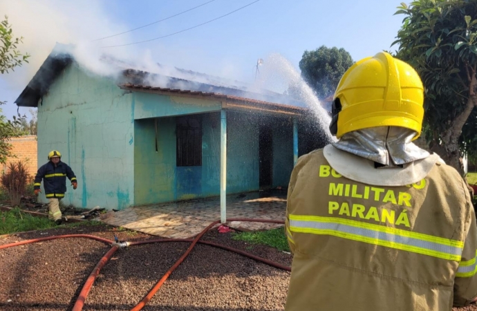 Fogo atinge residência em bairro de Santa Helena
