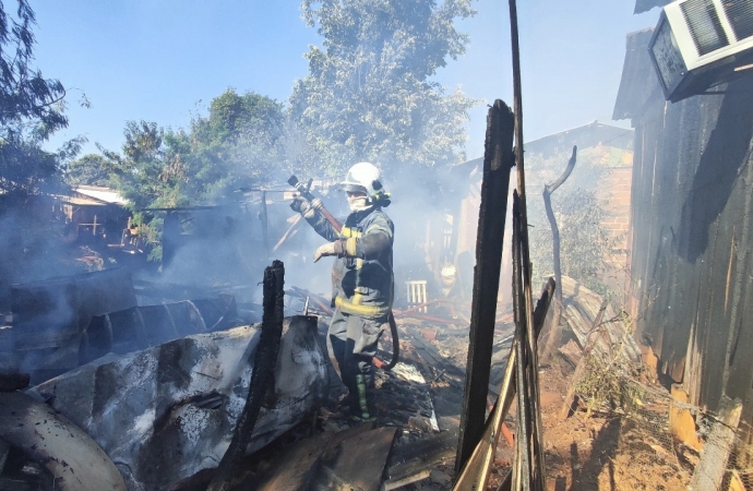 Fogo consome cinco residências em área verde de São Miguel do Iguaçu