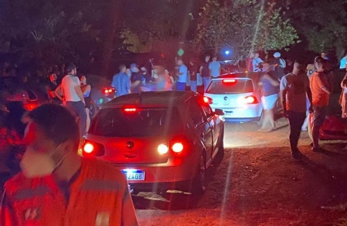 Força-tarefa dispersa festa rave com 600 jovens em chácara de Foz