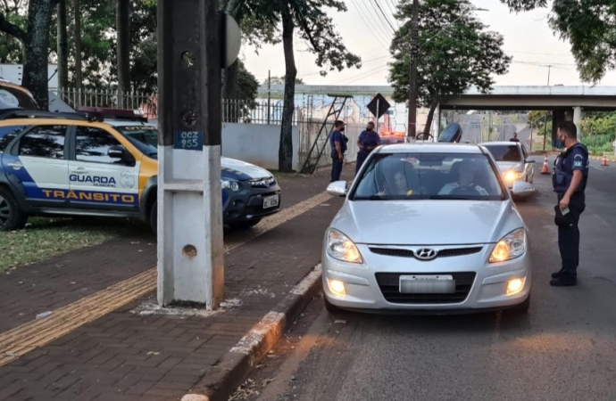Forças de segurança e prefeitura de Foz do Iguaçu reforçam fiscalização com barreiras sanitárias
