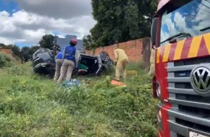 Forte acidente seguido de capotamento é registrado no bairro Coqueiral em Cascavel