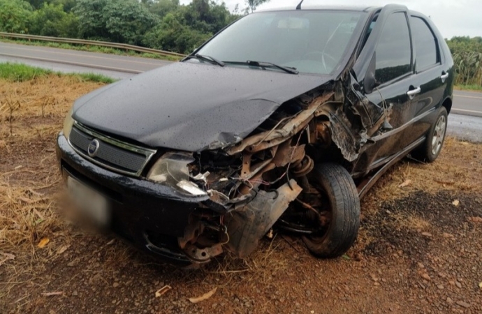 Forte batida entre carros é registrada na BR-163 em Mercedes