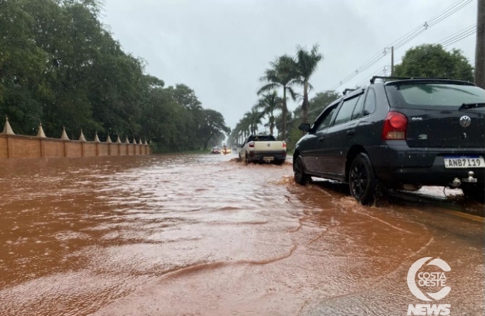 Forte chuva causa alagamento em rodovia em Santa Helena e trânsito é lento