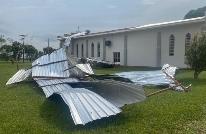 Fortes ventos arrancam parte de cobertura de igreja em Santa Helena