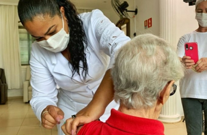 Foz do Iguaçu iniciará vacinação de professores entre 55 e 59 anos