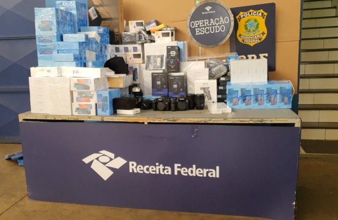 Fundo falso é encontrado em ônibus de turismo apreendido pela Receita Federal e PRF