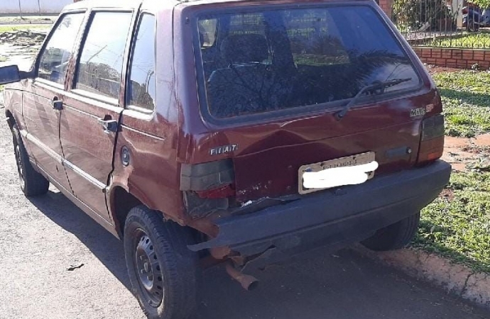 Gol colide em Uno estacionado e condutor deixa local em Santa Helena