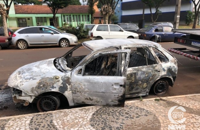 Gol utilizado por quadrilha em assalto a Sicredi é queimado em Diamante D