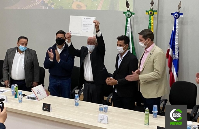 Governador anuncia retomada das obras do CEEP e Líder do Governo na Assembleia entrega projeto de pavimentação de 10 km para Medianeira