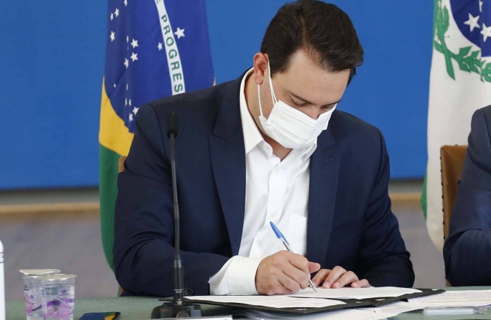 Governador sanciona lei que institui transferência de renda de R$ 80 para famílias vulneráveis