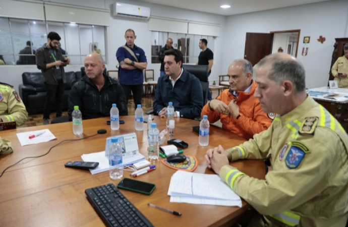 Governo manda dezenas de bombeiros e equipes da saúde para auxiliar Rio Bonito do Iguaçu