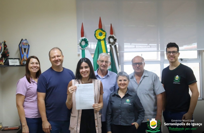 Governo Municipal empossa nova professora aprovada em concurso público