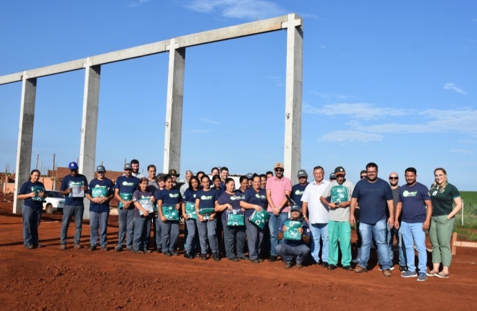 Governo Municipal repassa uniformes novos para os agentes da AMAR em visita às obras da  nova UVR