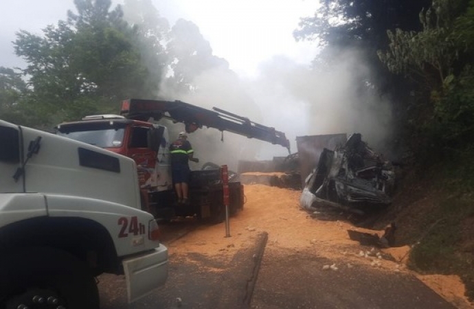 Grave acidente com dois caminhões e um carro deixa duas pessoas mortas e cinco feridas