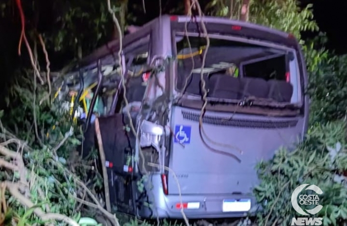 Grave acidente com micro-ônibus da Saúde de Pato Bragado deixa vários feridos e óbitos