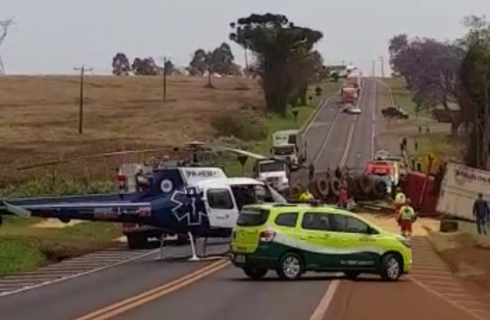 Grave acidente na BR-277 envolvendo dois caminhão e carro deixa um morto e três feridos em Santa Tereza do Oeste