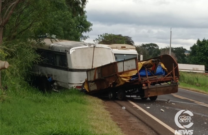 Grave acidente envolvendo três veículos resulta em uma morte e dois feridos em Santa Helena