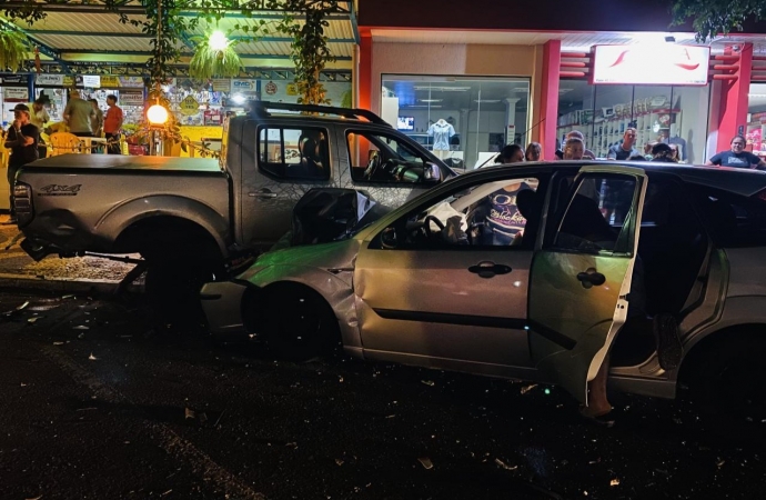 Grave acidente no centro de Santa Helena deixa mulher ferida