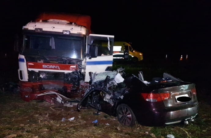 Gravíssimo acidente entre carro e carreta mata uma pessoa e deixa duas em estado grave