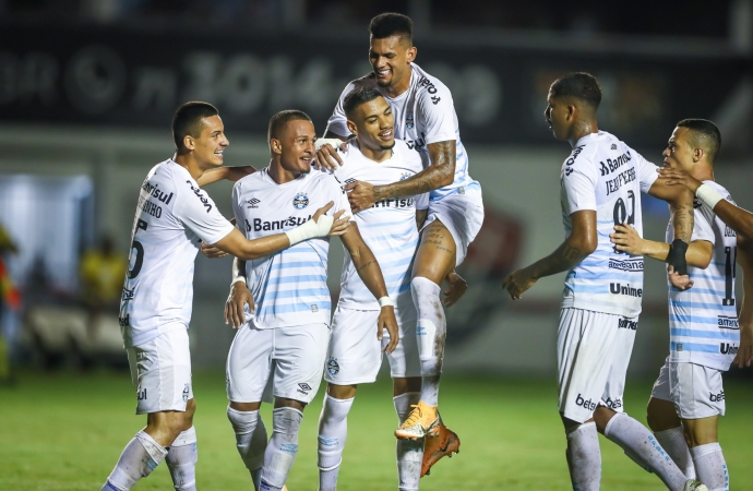 Grêmio bate o Vitória e encaminha vaga nas quartas da Copa do Brasil