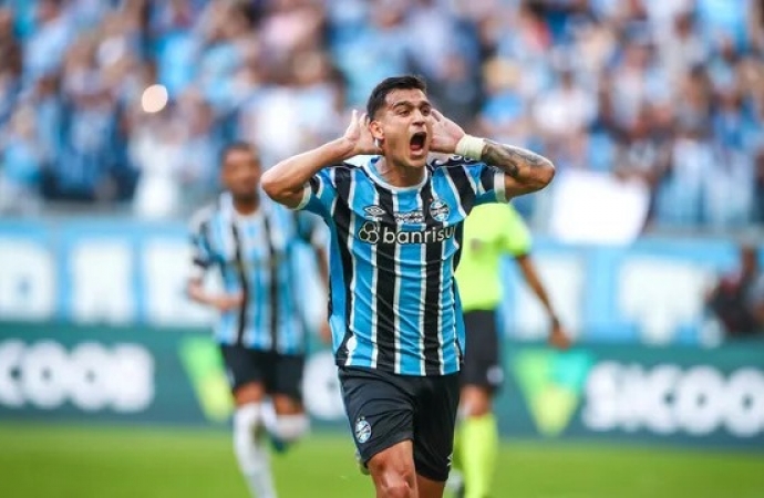 Grêmio goleia o Coritiba, afunda rival no Z-4 e assume a vice-liderança da Série A