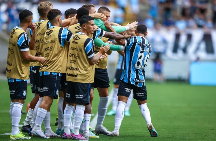 Grêmio goleia Santa Cruz no Gauchão e dorme na liderança da competição