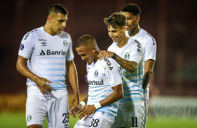 Grêmio marca no fim e vence o Lanús  na Sul-Americana