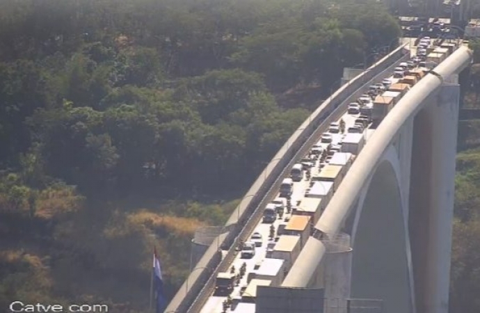 Greve de auditores da Receita segue causando congestionamento de caminhões na Ponte da Amizade