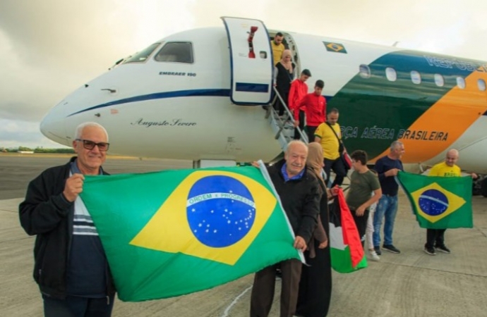 Grupo de brasileiros repatriados da Cisjordânia chega ao Recife