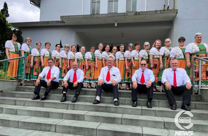 Grupo de dança Leben Spur de Pato Bragado se apresenta na Oktoberfest em Blumenau