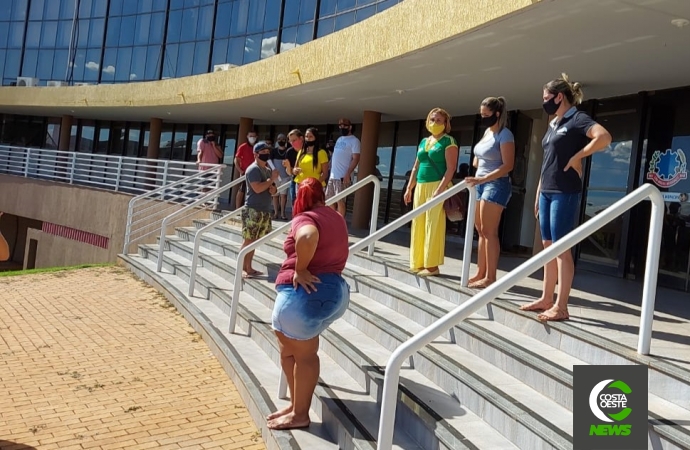 Grupo de empresários de São Miguel do Iguaçu faz manifestação em frente à prefeitura