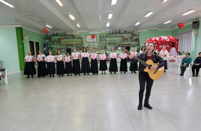 Grupo de idosos de Santa Helena encerra atividades especiais voltado ao mês das mães
