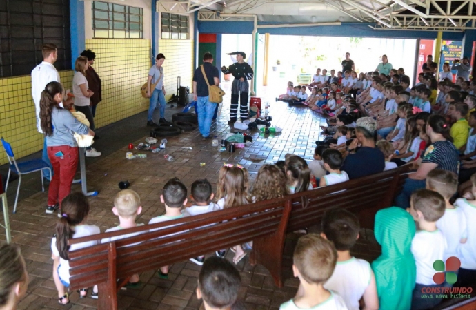 Grupo de Voluntários apresenta Teatro sobre a dengue nas escolas na rede municipal em Missal