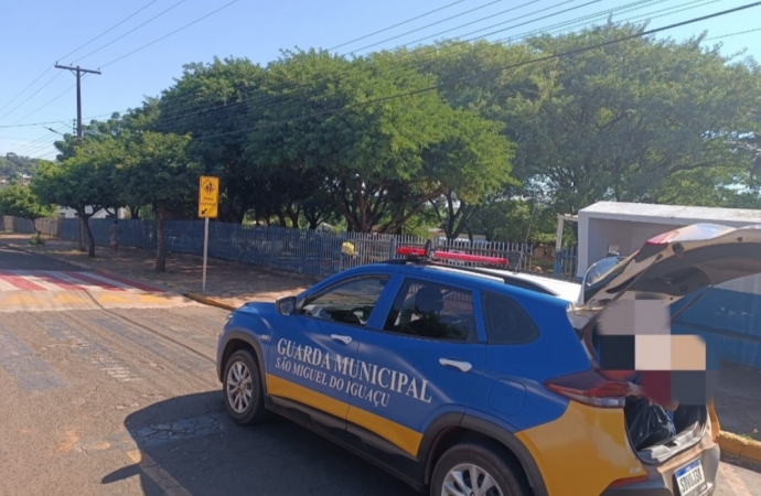 Guarda Municipal conduz homem flagrado fumando maconha em frente a escola Municipal