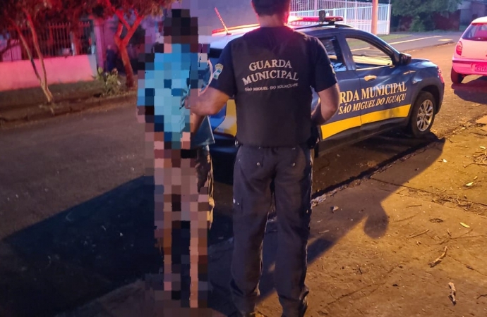 Guarda Municipal conduz homem por posse de droga em frente a escola