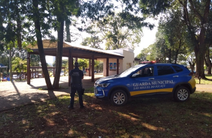 Guarda Municipal de São Miguel do Iguaçu conduz jovem por posse de droga em praça pública