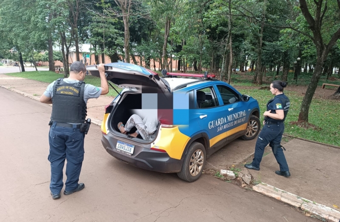 Guarda Municipal de São Miguel do Iguaçu conduz homem por posse de droga em frente ao colégio
